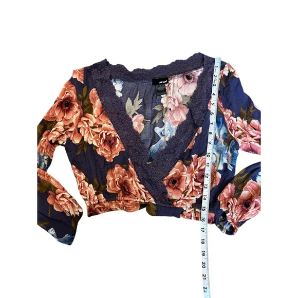 WET SEAL Blue Floral Print Lace Trim Long Sleeve V Neck Cropped Short Top S - Picture 5 of 7